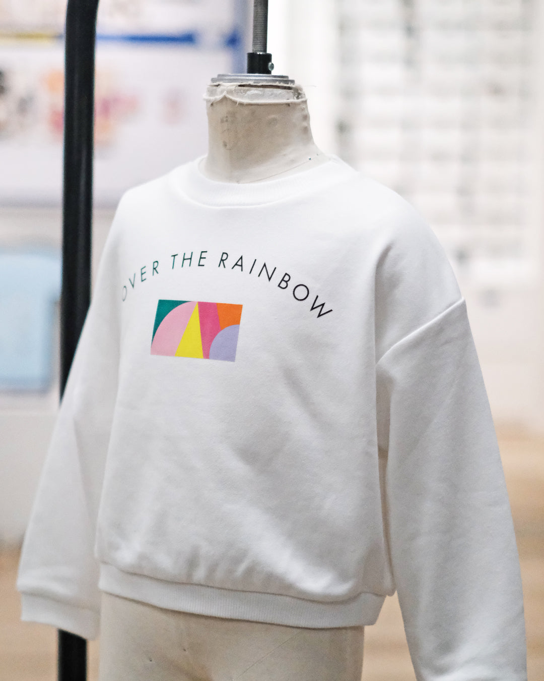【予約販売】OVER THE RAINBOW ロゴ入りスウェット / Kids
